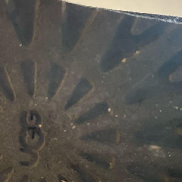 Girls Black Ugg Boots - Picture 4 of 7